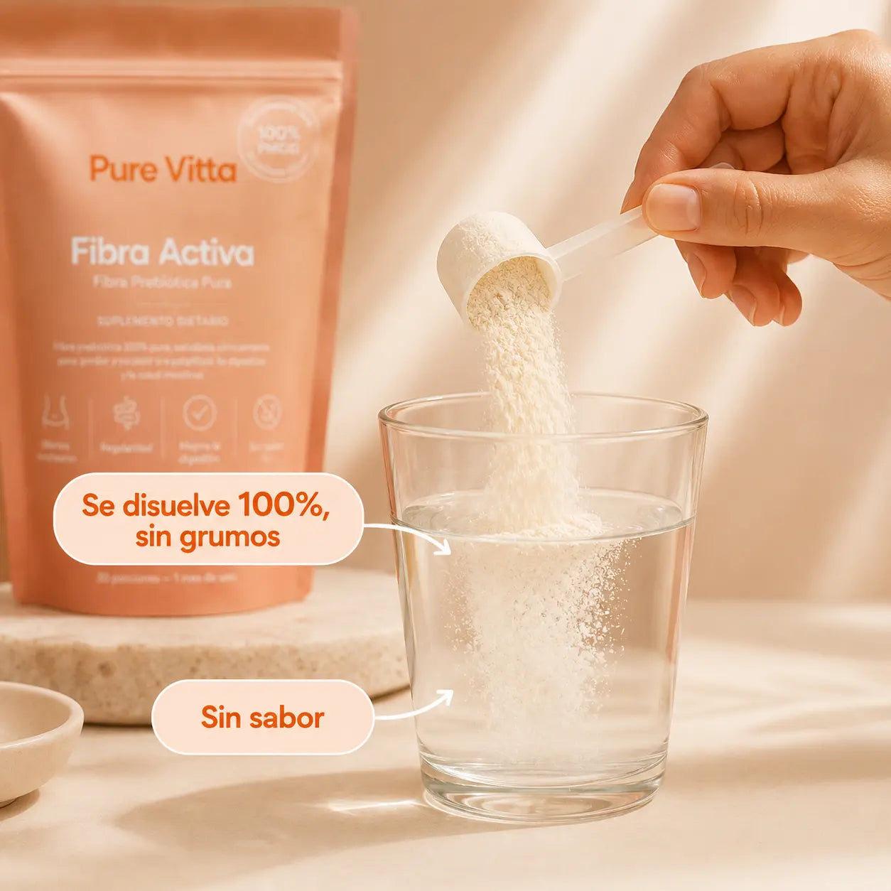Una medida de Fibra Activa cayendo en un vaso de agua: se disuelve 100%, sin grumos y sin sabor